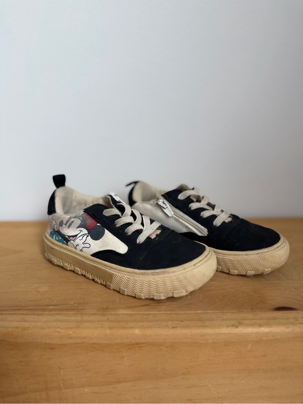 Zara x Disney Minnie Mouse Graphic Toddler Sneakers (Size 8)
